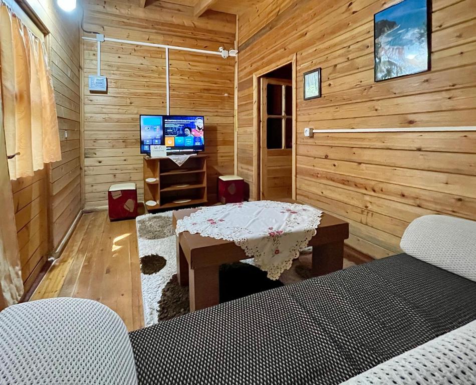 TV a/nebo společenská místnost v ubytování Uji i Panjes Llogara