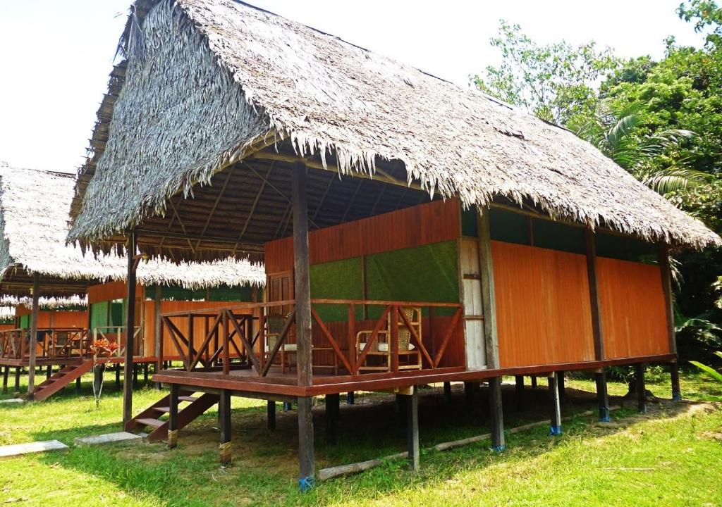 イキトスにあるCuraka Lodge Expeditionの茅葺き屋根の小屋