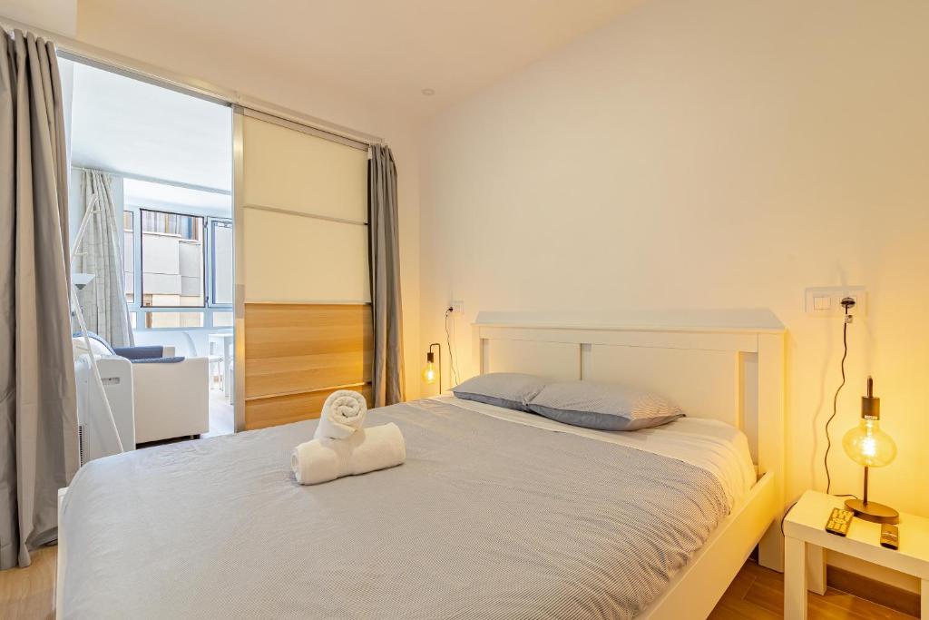 una camera da letto con un asciugamano. di Pursuit of Ocean a Las Palmas de Gran Canaria