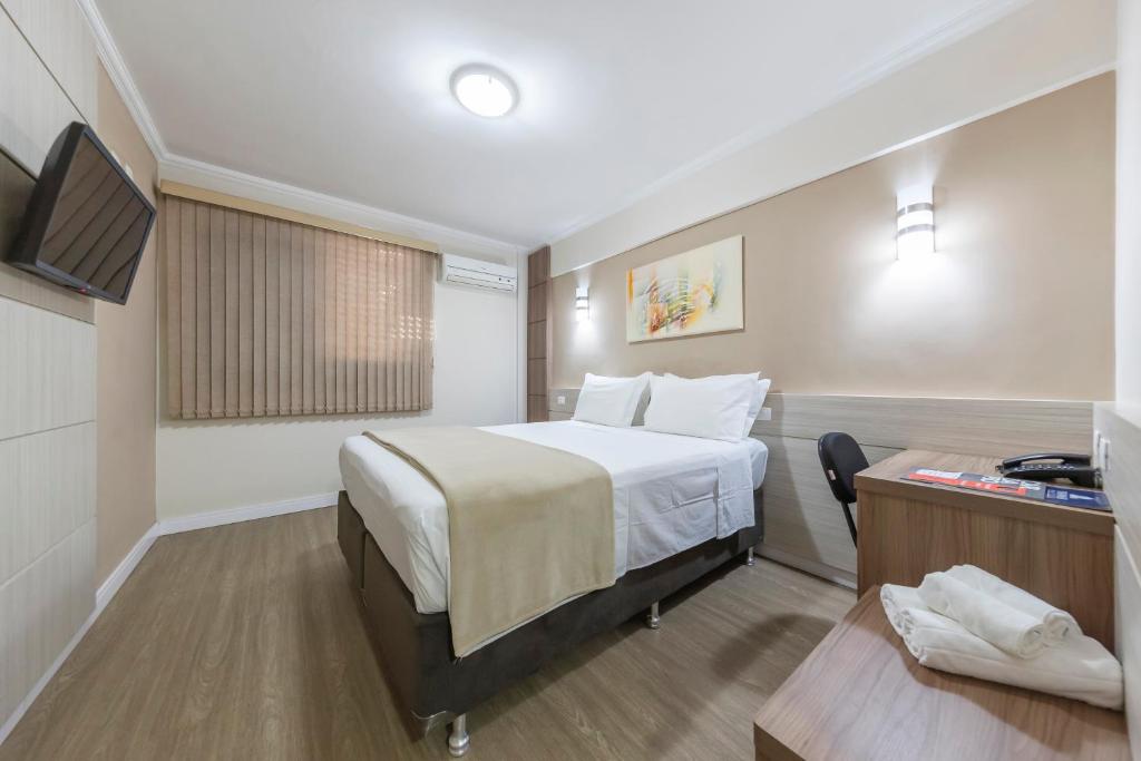 Postel nebo postele na pokoji v ubytování Hotel Thomasi Express - Londrina