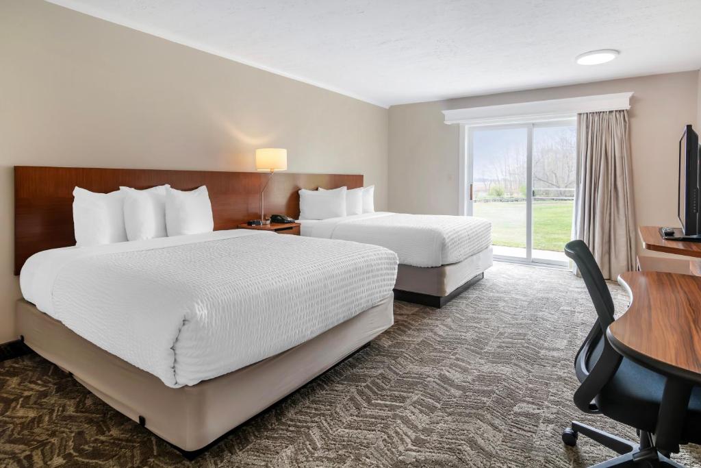 Katil atau katil-katil dalam bilik di Ogunquit River Inn & Suites