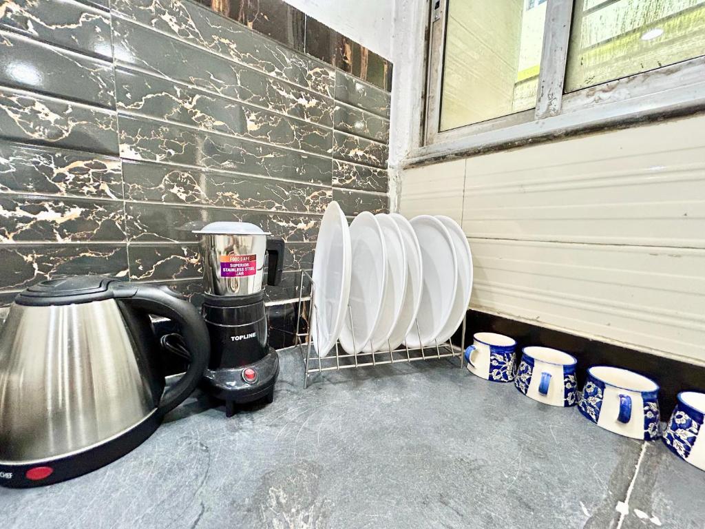 Příslušenství pro přípravu čaje a kávy v ubytování Yepplo Service Apartments - KOLKATA - Private Kitchen & Daily Housekeeping Service
