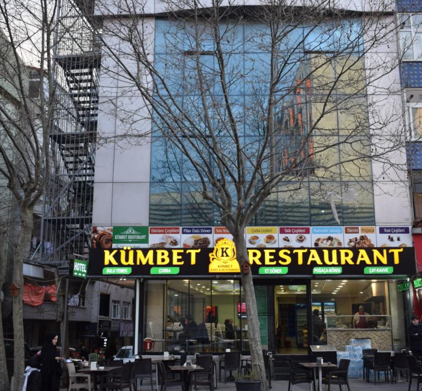 un ristorante con tavoli e sedie di fronte a un edificio di Kümbet Hotel a Istanbul