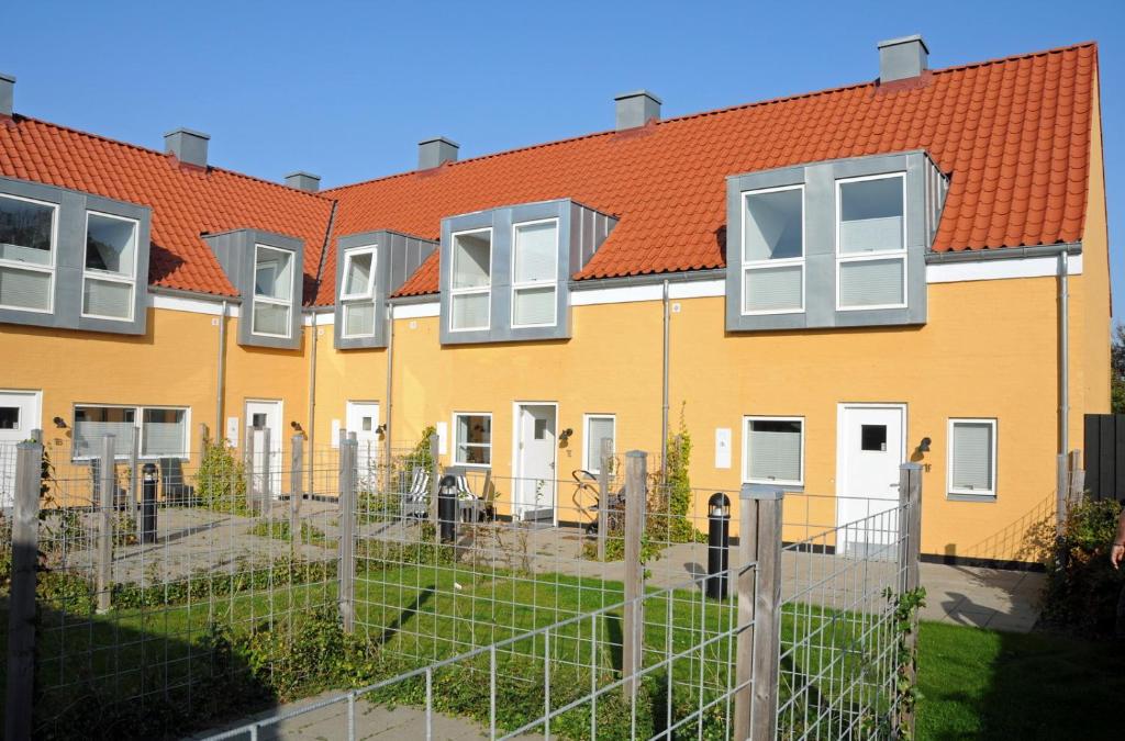 uma fila de casas com telhados laranja em Skagen Apartment em Skagen