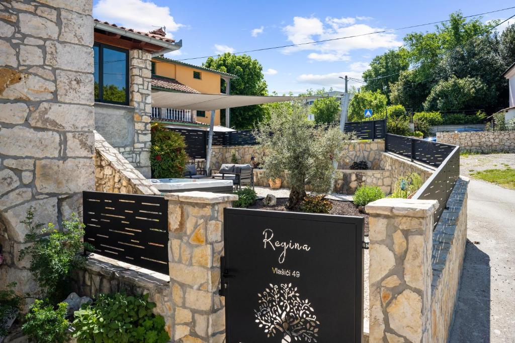 una casa con un cartel frente a un edificio en Holiday Home Regina, en Kršan