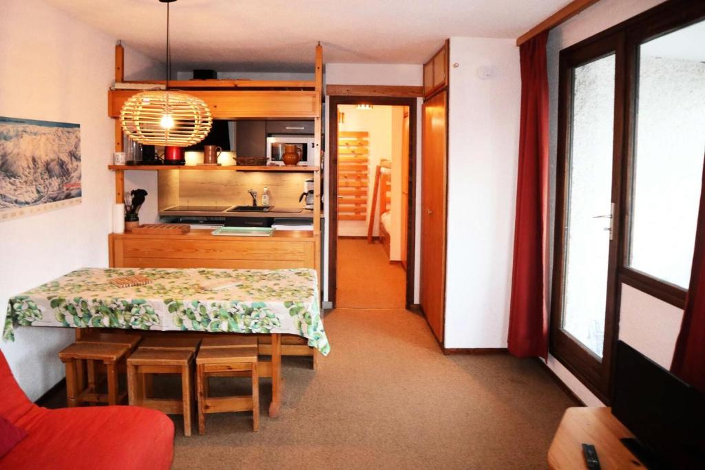 une chambre avec une table et une cuisine avec un évier dans l'établissement Résidence Le Cairn - APPARTEMENT N° 407 LE CAIRN MAE-6331, aux Orres