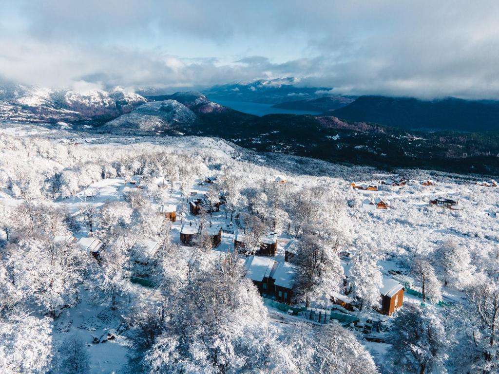 una vista aerea di un villaggio ricoperto di neve di RentUp - Escapate a la Montana, Vila de lujo en San Martin de los Andes a San Martín de los Andes
