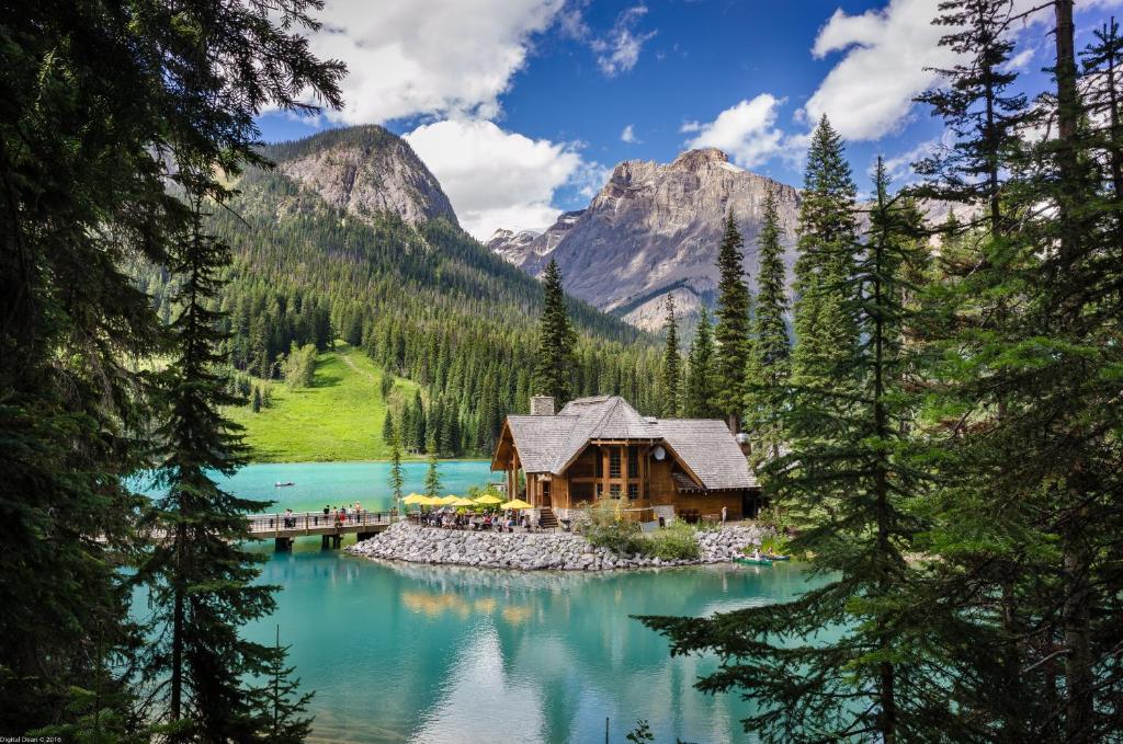 uma cabana de madeira numa ilha no meio de um lago em Emerald Lake Lodge em Field