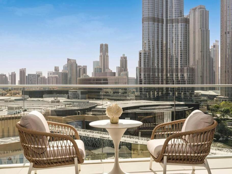 ドバイにあるAddress Boulevard One Bedroom With Burj Khalif Viewの市街の景色を望むバルコニー(テーブル、椅子付)