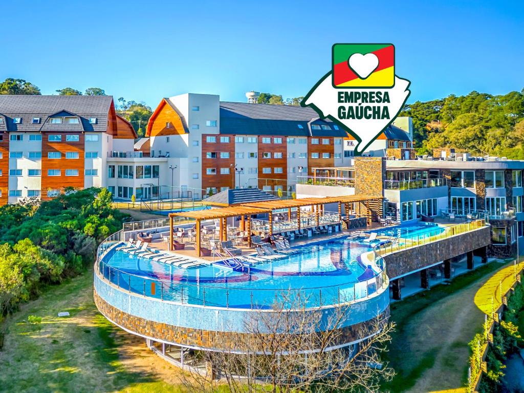 einen Luftblick auf einen Außenpool in einem Resort in der Unterkunft Laghetto Resort Golden Oficial in Gramado