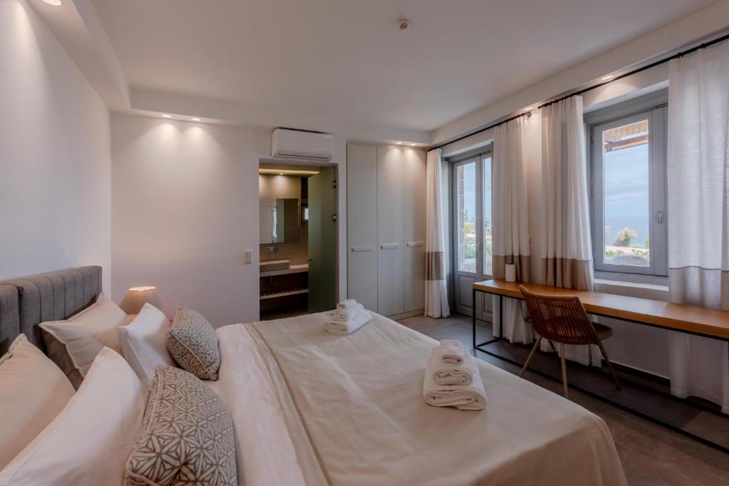 Postel nebo postele na pokoji v ubytování Sampatiki Suites & Spa - Luxury Seaview Suites - Opened 2024