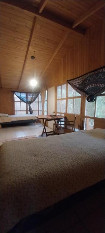 um quarto com uma mesa de pingue-pongue num edifício em Hostal Acuariano Piscoelqui em Pisco Elqui