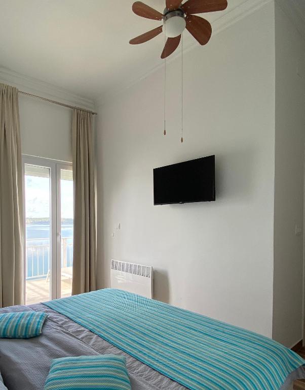 Televízia a/alebo spoločenská miestnosť v ubytovaní Holiday Beach Apartment ,House Palmasol-1