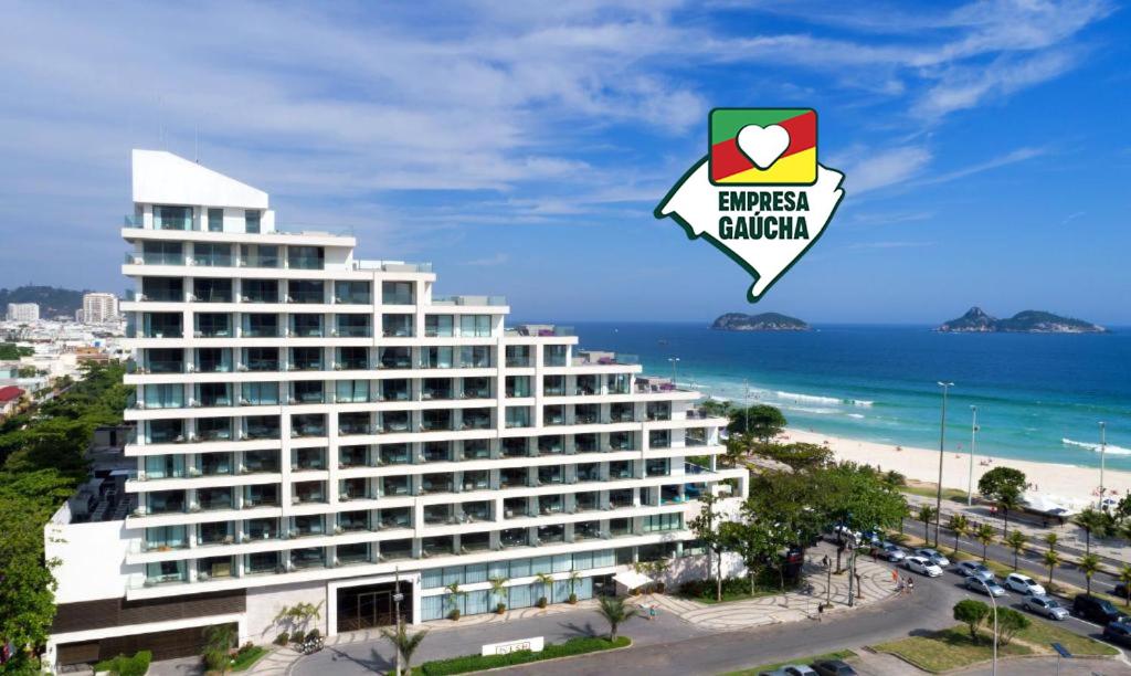 里約熱內盧的住宿－Lifestyle Laghetto Collection，海滩旁的白色大建筑