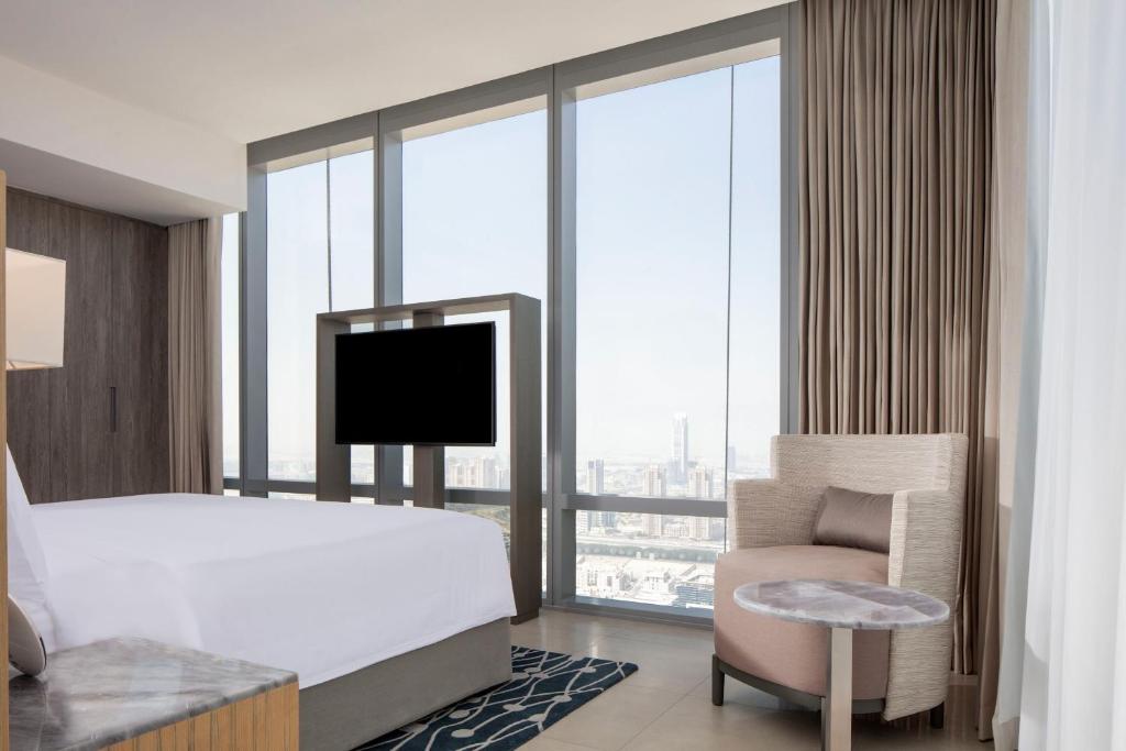 TV a/nebo společenská místnost v ubytování The First Collection Dubai Jumeirah Village Circle, a Tribute Portfolio Hotel