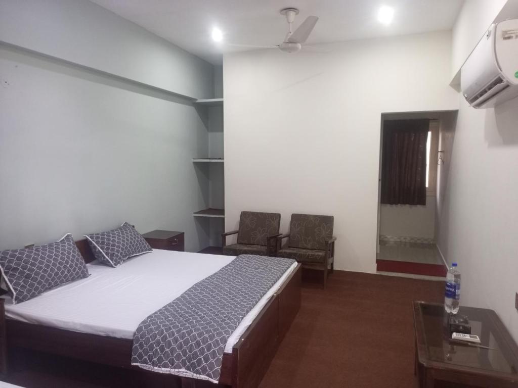 Ein Bett oder Betten in einem Zimmer der Unterkunft Palms View Hotel