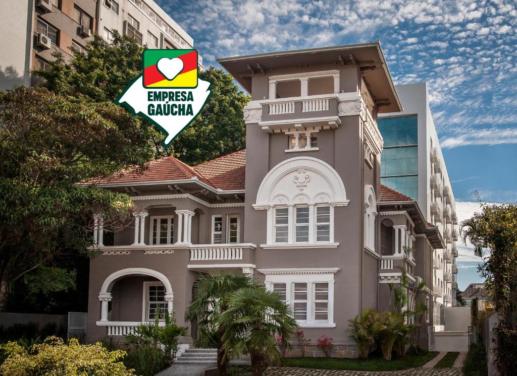 a house with a sign that reads embassy canyon at Hotel Laghetto Moinhos in Porto Alegre