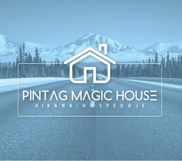 基多的住宿－PintagMagicHouse，粉红色魔法屋的标志