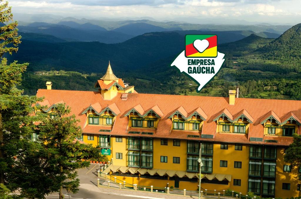 una imagen del hotel del cañón emigrante en las montañas en Hotel Laghetto Toscana en Gramado
