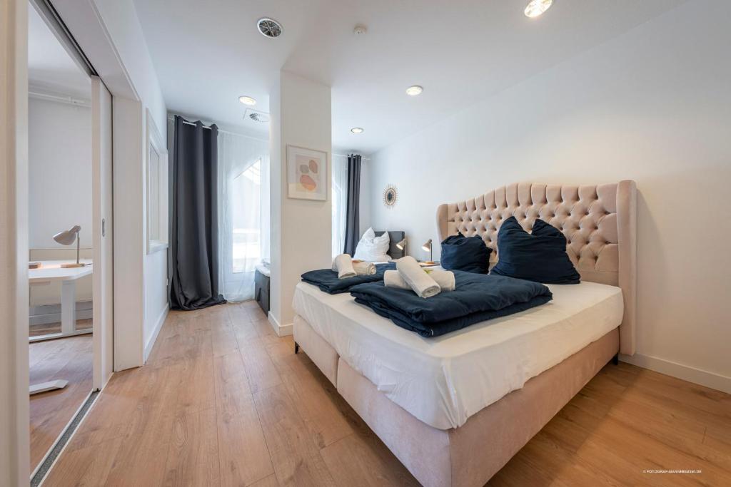 1 dormitorio con 1 cama grande con almohadas azules en Highdesign 10 Pers zentral nähe Heidelberg und Mannheim en Weinheim