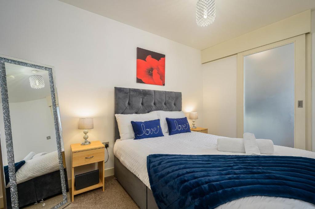 a bedroom with a large bed and a mirror at Charming 1-Bed Apartment in Leeds in Leeds