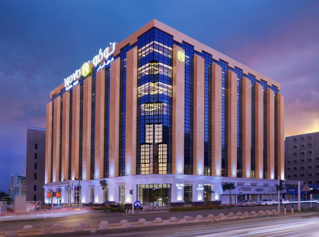 duży budynek hotelowy z napisem w obiekcie Novo Hotel w Rijadzie