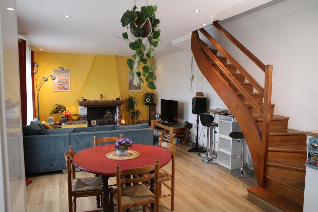 un salon avec une table et un canapé dans l'établissement Appartement atypique de 70 m2, à Aubervilliers