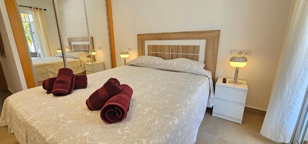 Postel nebo postele na pokoji v ubytování Homes of Spain, Apartamentos Paraíso Vera Playa, Fatu Hiva, Bajo A con piscina privada en jardín privado, PRIMERA LINEA de PLAYA, WIFI