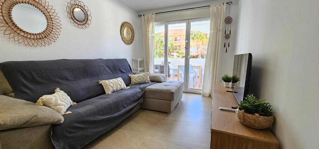 Posezení v ubytování Homes of Spain, Apartamentos Paraíso Vera Playa, Fatu Hiva, Bajo A con piscina privada en jardín privado, PRIMERA LINEA de PLAYA, WIFI