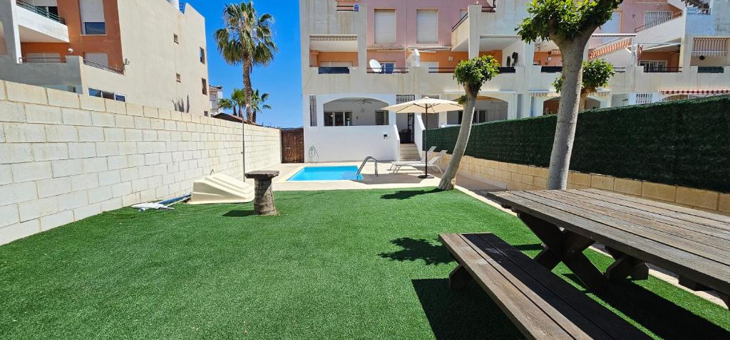 Bazén v ubytování Homes of Spain, Apartamentos Paraíso Vera Playa, Fatu Hiva, Bajo A con piscina privada en jardín privado, PRIMERA LINEA de PLAYA, WIFI nebo v jeho okolí