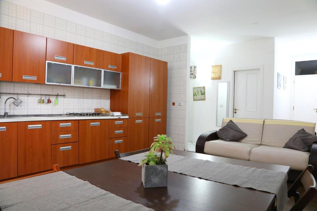 cocina y sala de estar con sofá y mesa en Seaside House, en Vietri