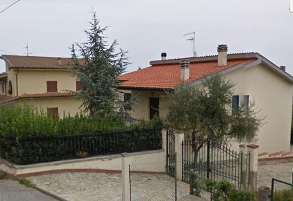 Το κτήριο όπου στεγάζεται  το διαμέρισμα