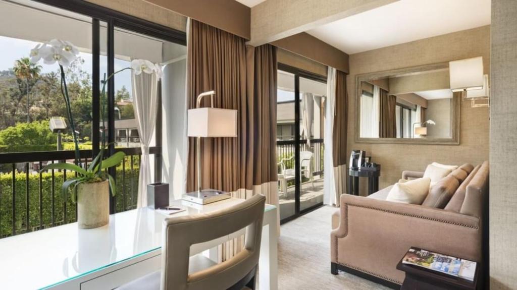 Coin salon dans l'établissement Luxe Sunset Boulevard Hotel