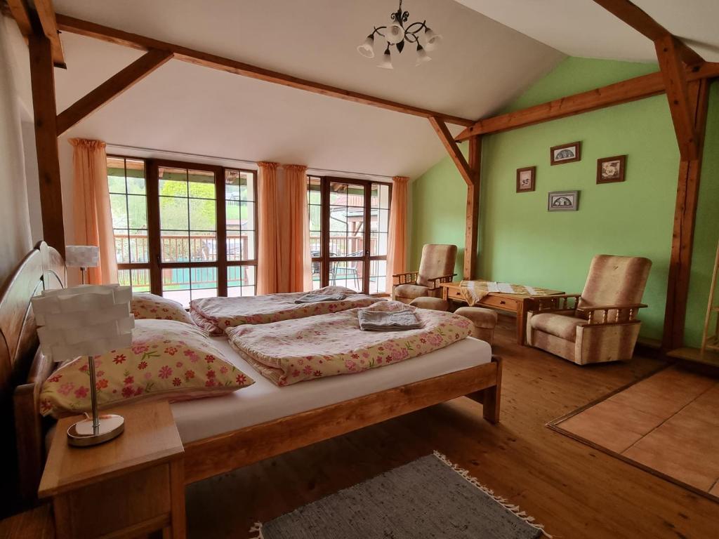 um quarto com uma cama num quarto com paredes verdes em Apartmány Krásné zátiší em Krásno