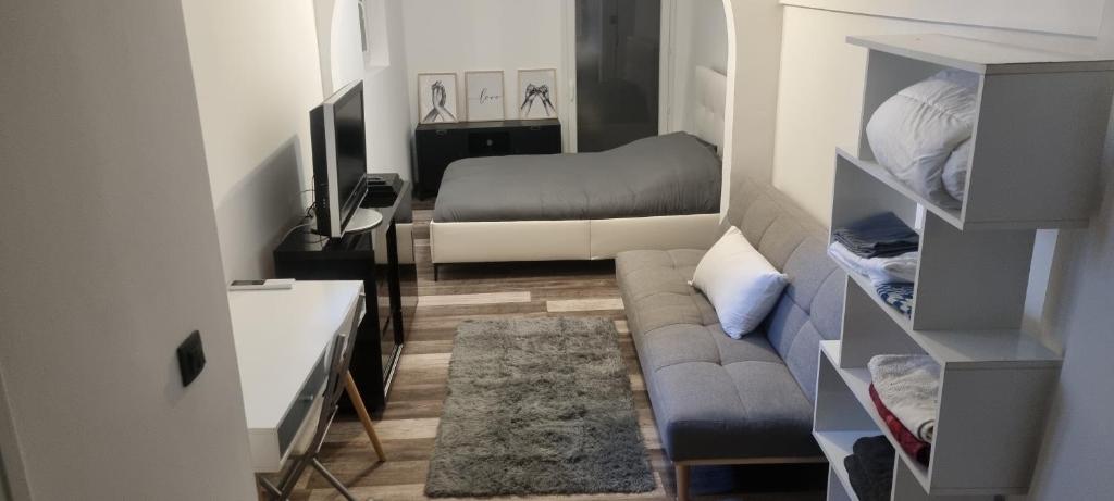 a living room with a couch and a bed at Maison sur 2 étages + mezzanine in Antibes