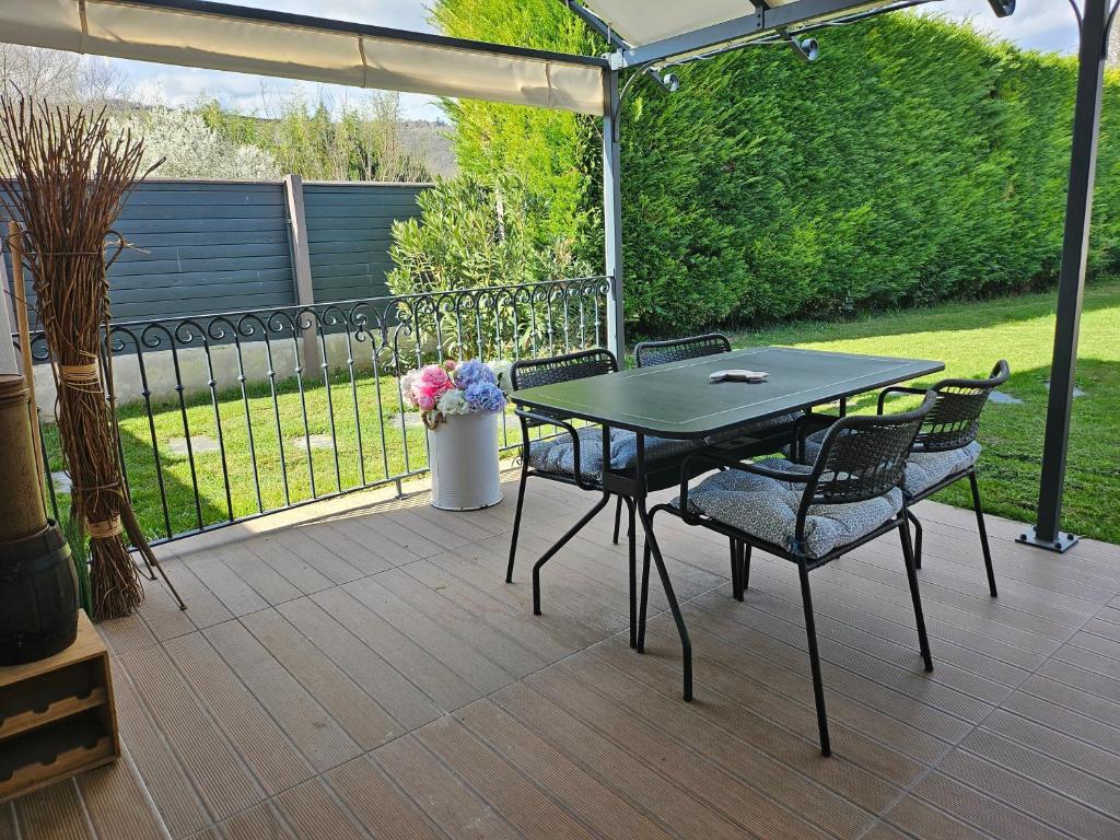 un patio avec une table et des chaises sur une terrasse dans l'établissement le stockholm, à Sablons