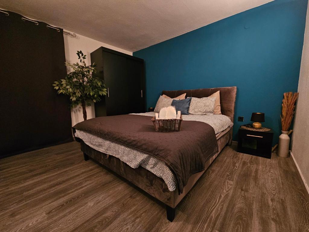 1 dormitorio con 1 cama con pared azul en Apartman Dea Brseč, en Brseč
