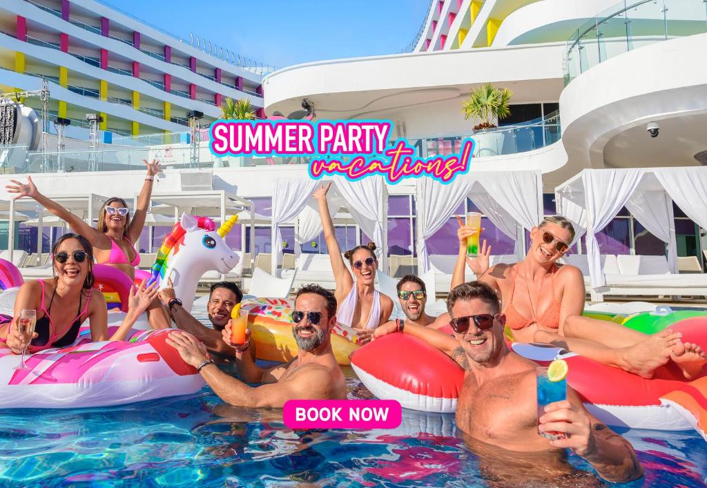 un grupo de personas en la piscina sobre inflables en un crucero en Temptation Cancun Resort - All Inclusive - Adults Only, en Cancún