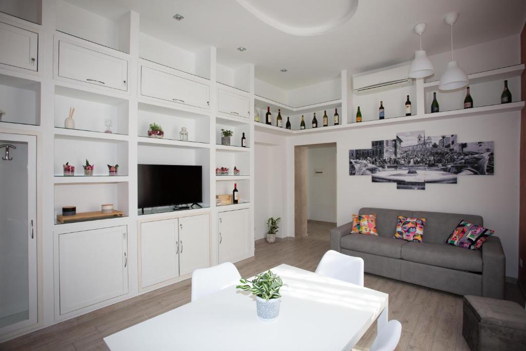 a living room with a couch and a tv at La finestra sul pincio in Civitavecchia