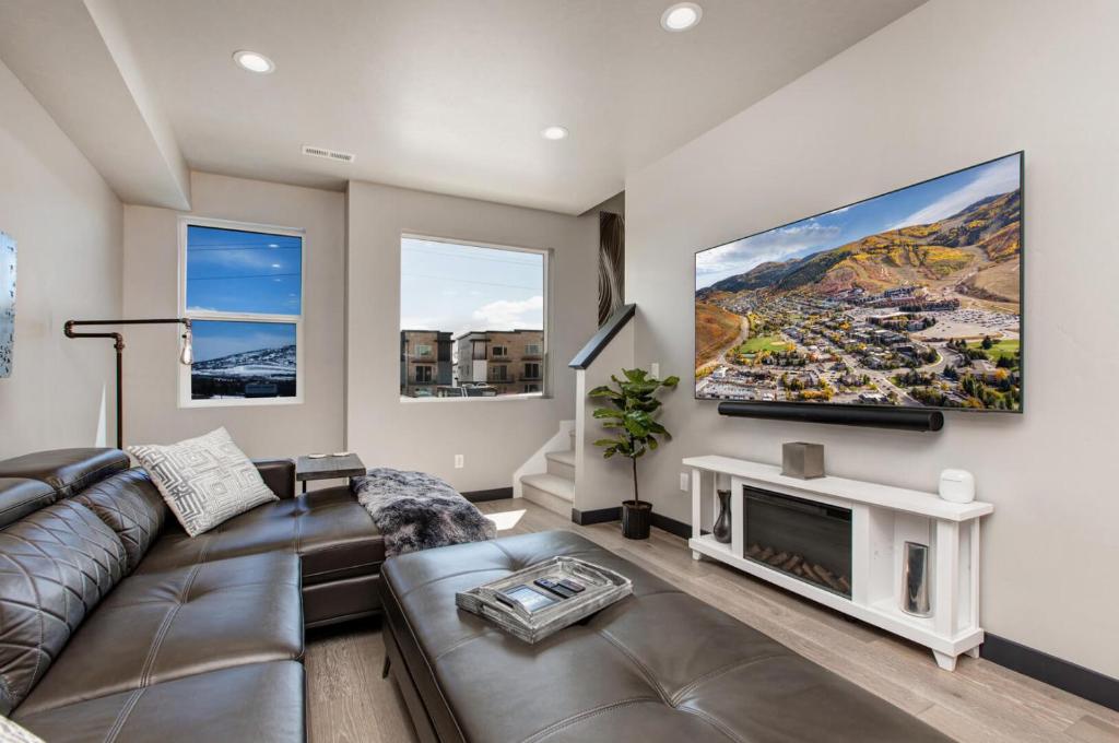 sala de estar con sofá y TV de pantalla plana en Silver Creek Village 6627 by Moose Management, en Park City