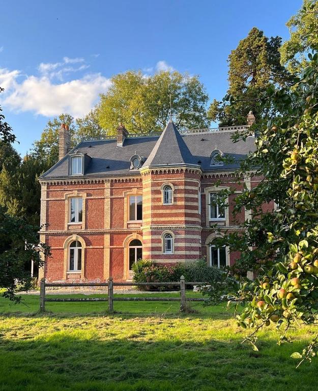 une grande maison en briques sur une pelouse dans l'établissement Les séquoias géants, à Saint-Martin-aux-Arbres