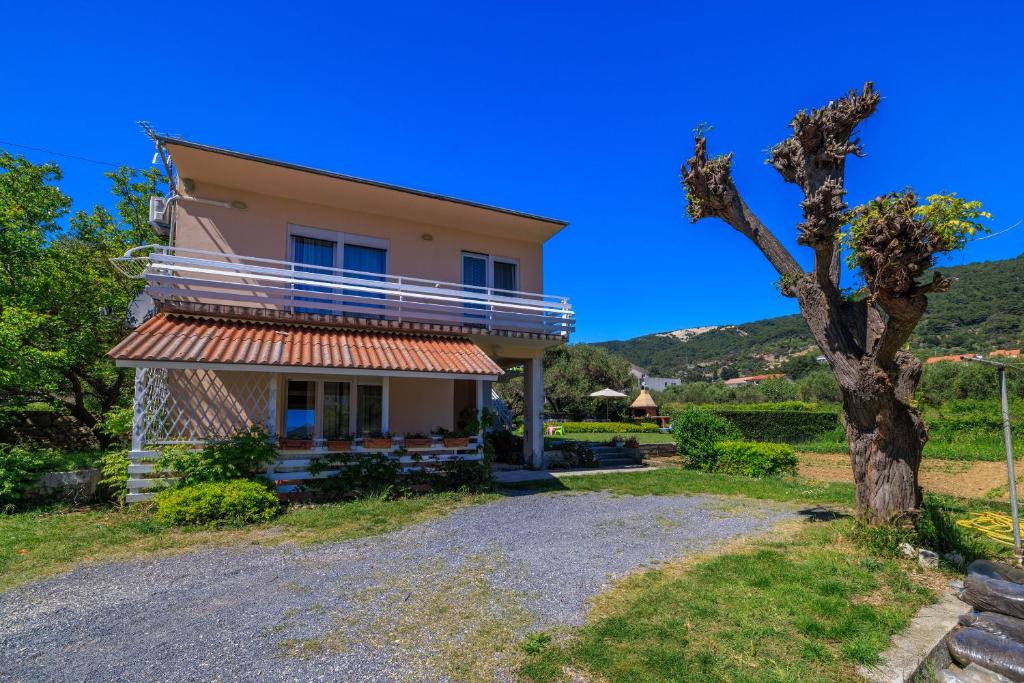 Cảnh núi rừng hoặc tầm nhìn ra núi từ căn hộ