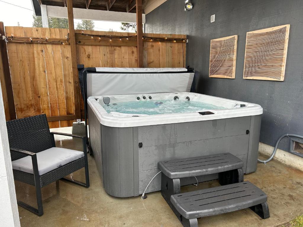 a jacuzzi tub with a chair and a chair at Adventure in Cle Elum in Cle Elum