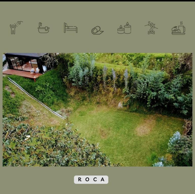 una vista aérea de un jardín con un banco en Roca Lodge, en Quito