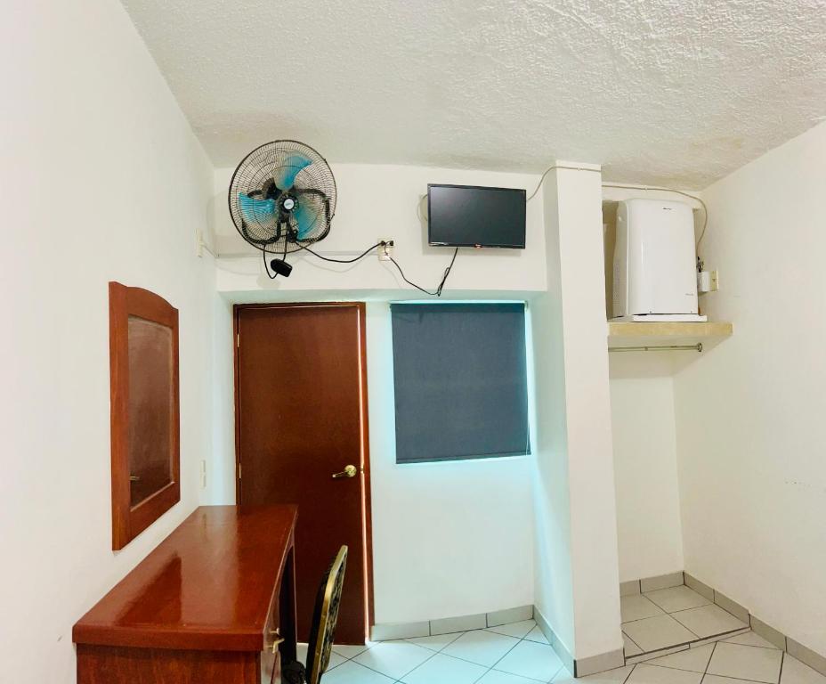 TV a/nebo společenská místnost v ubytování Hotel en Guadalajara Posada Mi Rey