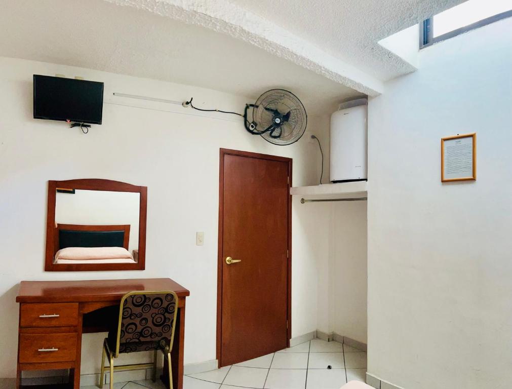 TV a/nebo společenská místnost v ubytování Hotel en Guadalajara Posada Mi Rey