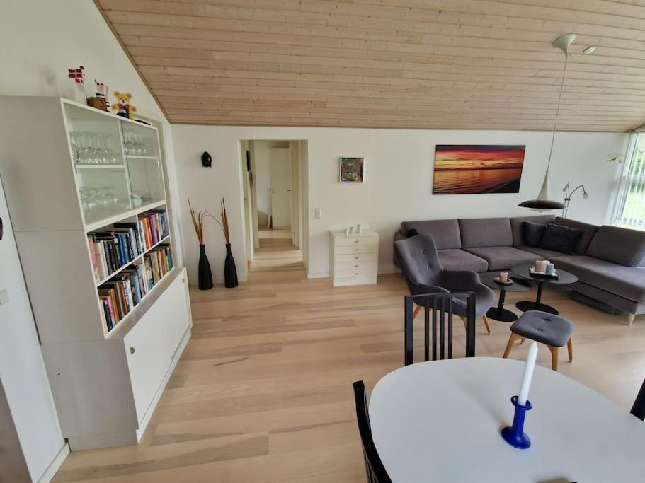 Posezení v ubytování Holiday house by a fantastic beach and free WiFi
