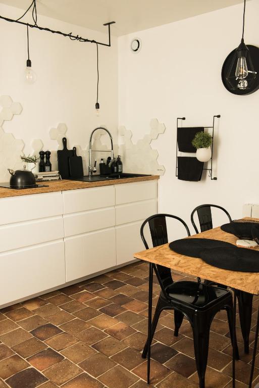 Kuchyň nebo kuchyňský kout v ubytování -LA CORDIALITÉ-