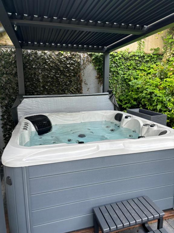 jacuzzi z ławką obok w obiekcie Maison d architecte avec spa w Épernay