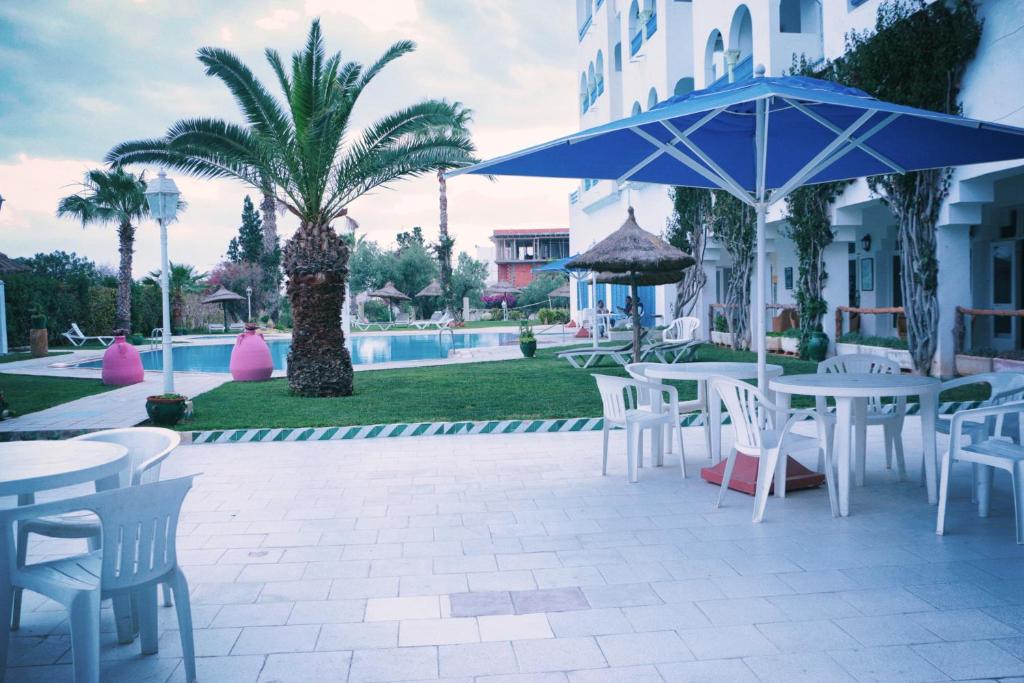 Bazén v ubytování Hotel Le Khalife nebo v jeho okolí